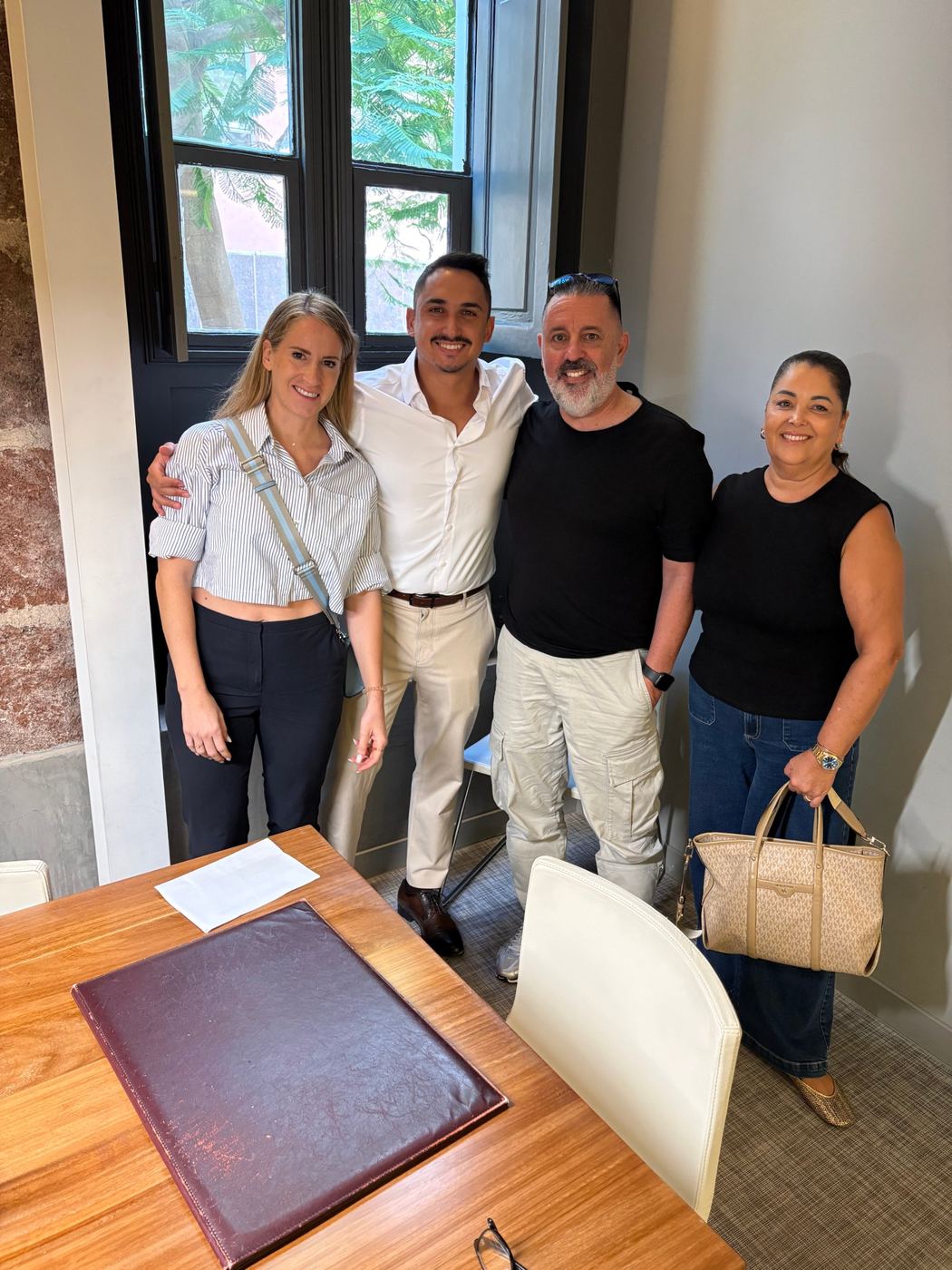 Clientes con Adrián el día de la firma